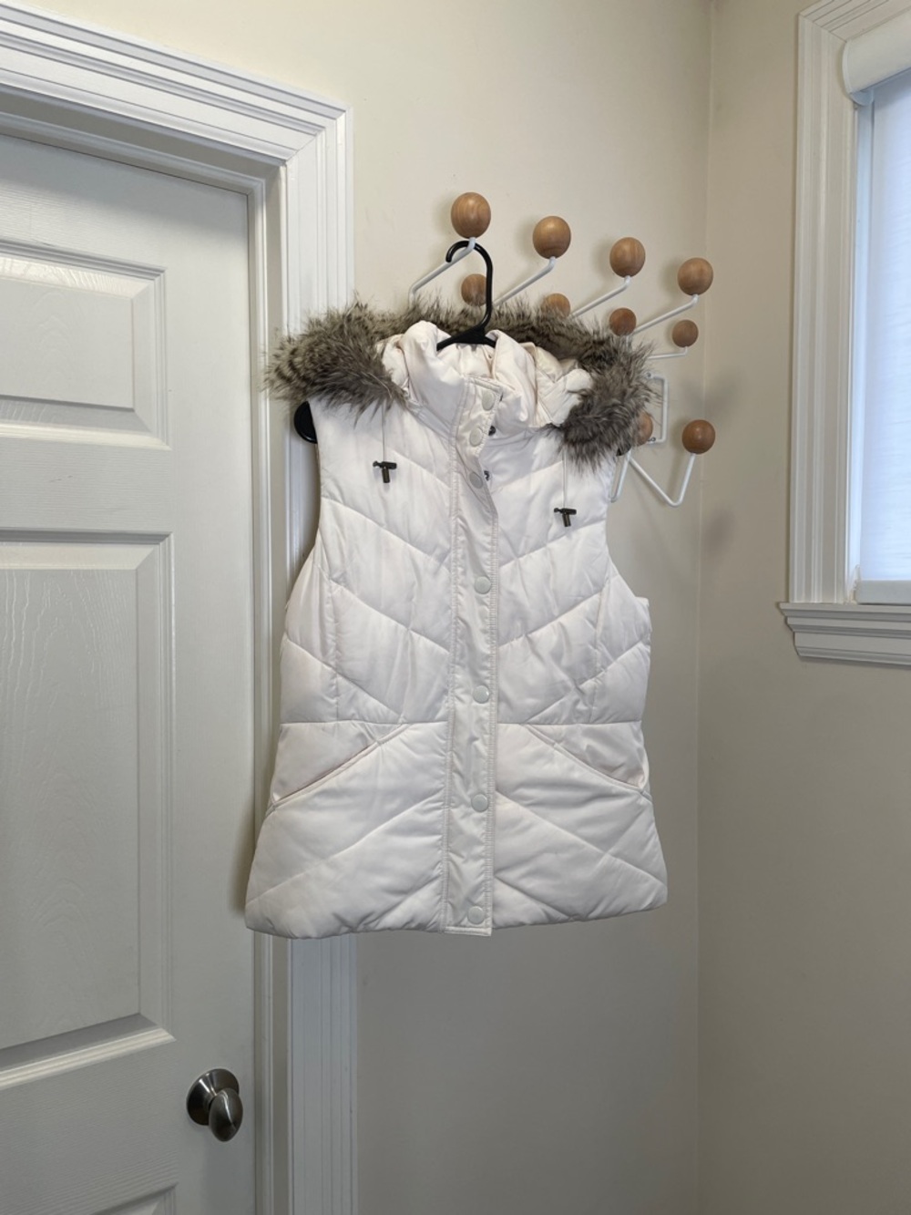 Banana Republic - Classic Puffer Vest With Hood and "Fur" Trim - White / Cream M